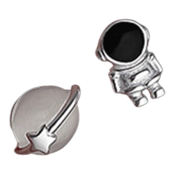 Dainty Unisex Astronaut & Planet Stud Earrings Best Friend Gift 🪐 - Picture 8 of 10